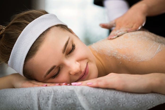 Какой скраб лучше: соляной или сахарный?